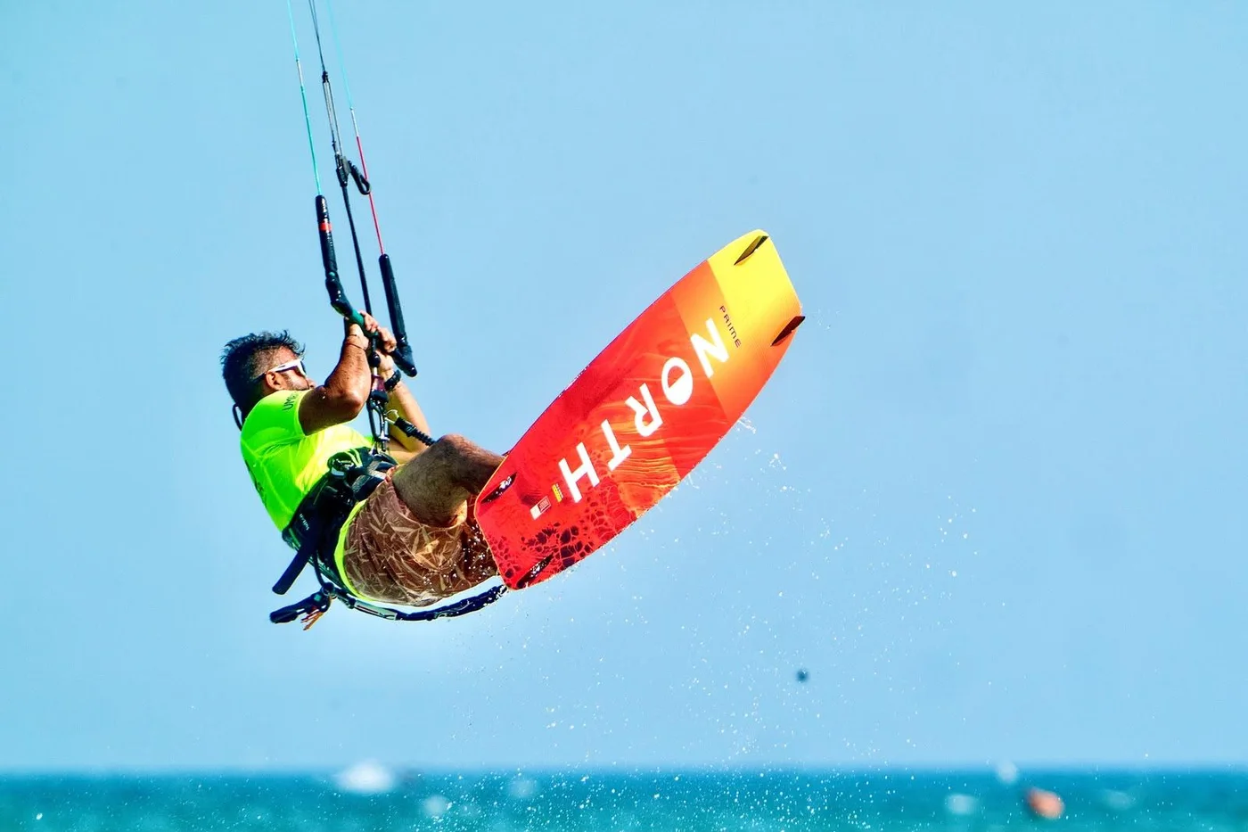 Il relatore esegue un salto con il kite